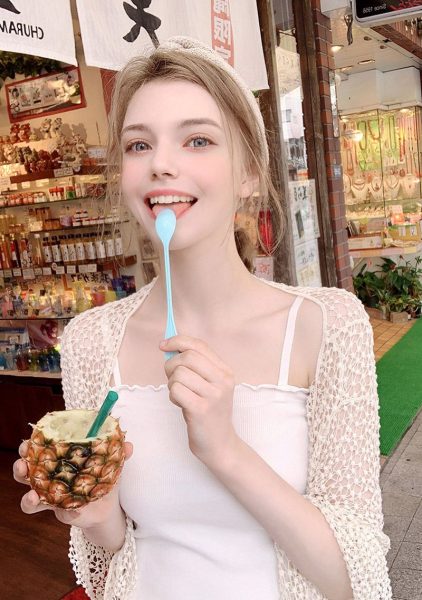 ảnh gái xinh châu mỹ ăn kem