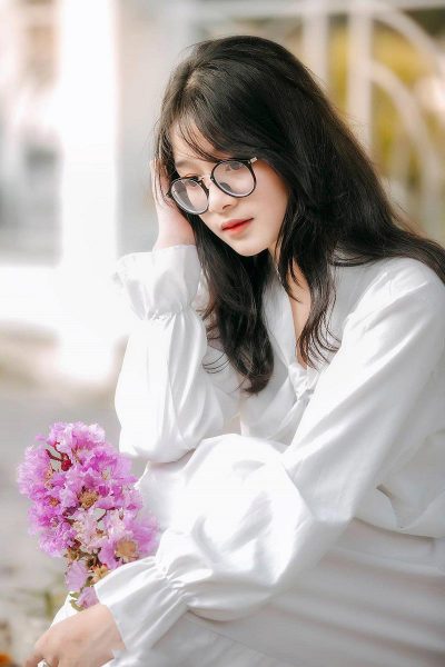 ảnh gái xinh đeo kính cầm bó hoa