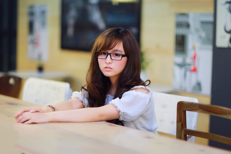ảnh gái xinh đeo kính cho máy tính
