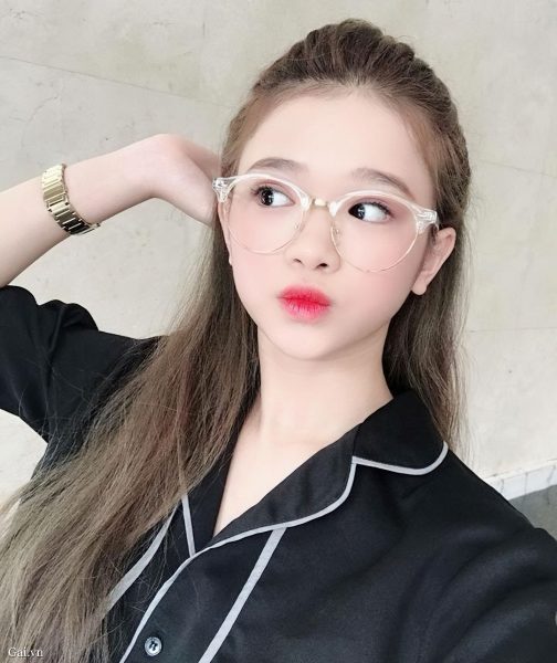 ảnh gái xinh đeo kính chu môi