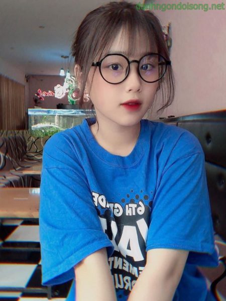 Ảnh gái xinh đeo kính cute