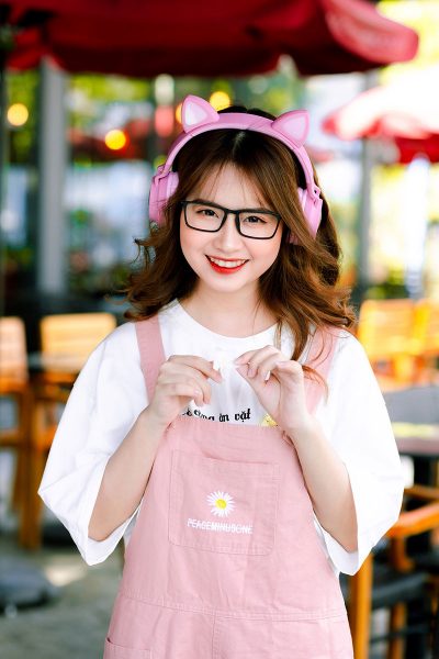 ảnh gái xinh đeo kính đeo tai phone màu hồng