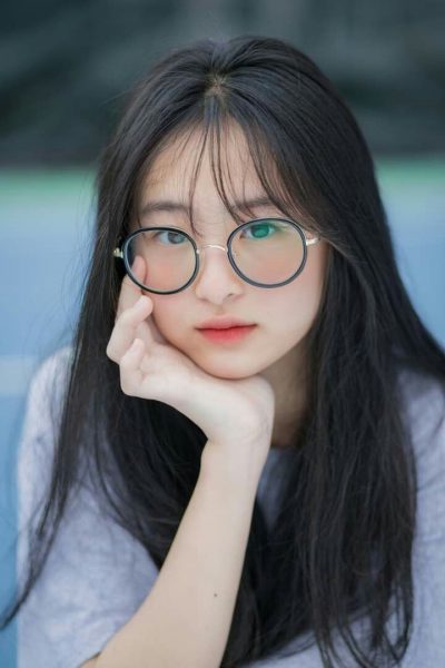 ảnh gái xinh đeo kính mái thưa