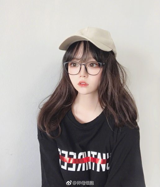Ảnh gái xinh đeo kính ngầu
