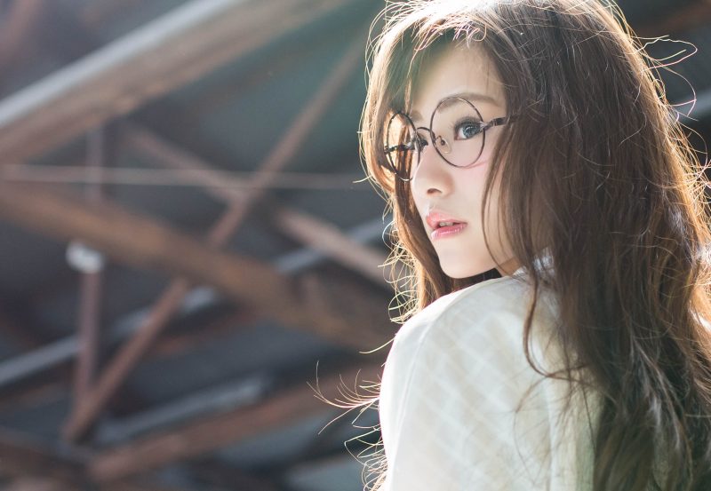 ảnh gái xinh đeo kính nhìn nghiêng
