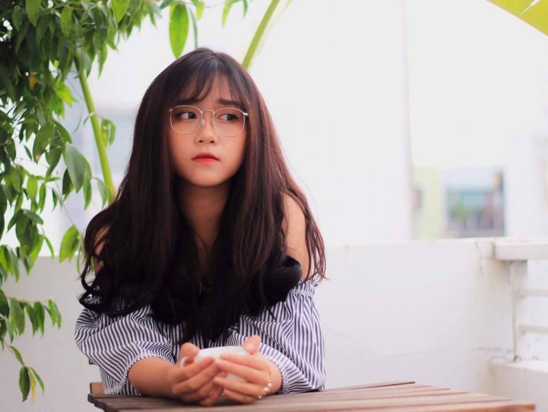 ảnh gái xinh đeo kính nhìn sang phải