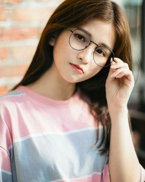 ảnh gái xinh đeo kính tóc dài