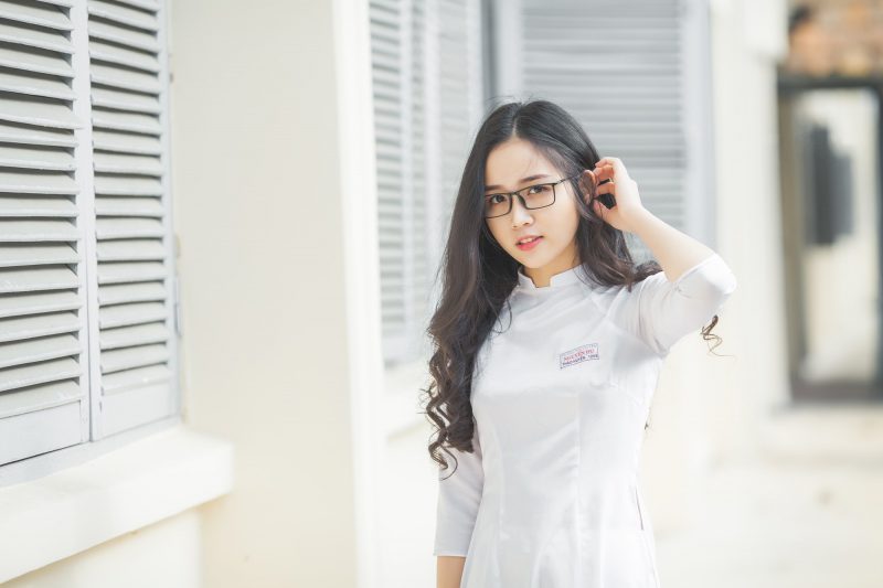 ảnh gái xinh đeo kính vuốt tóc