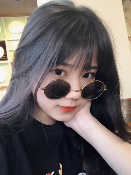Gái xinh tóc dài đeo kính ngầu