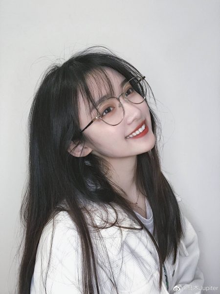 hình gái xinh đeo kính cười tươi