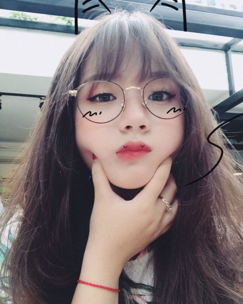 hình gái xinh đeo kính tạo dáng tai mèo