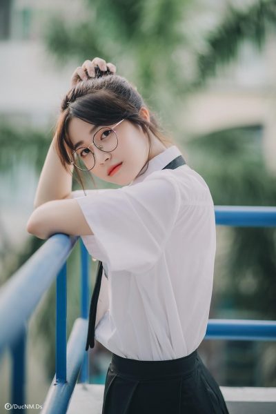 Hình gái xinh đeo mắt kính Cute