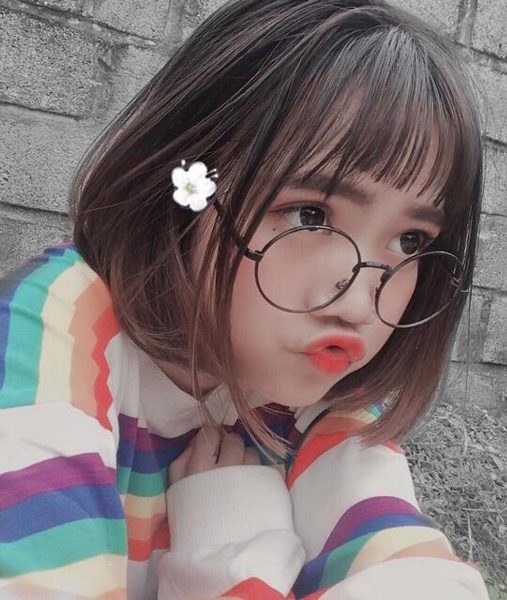 Hình gái xinh đeo mắt kính tóc ngắn