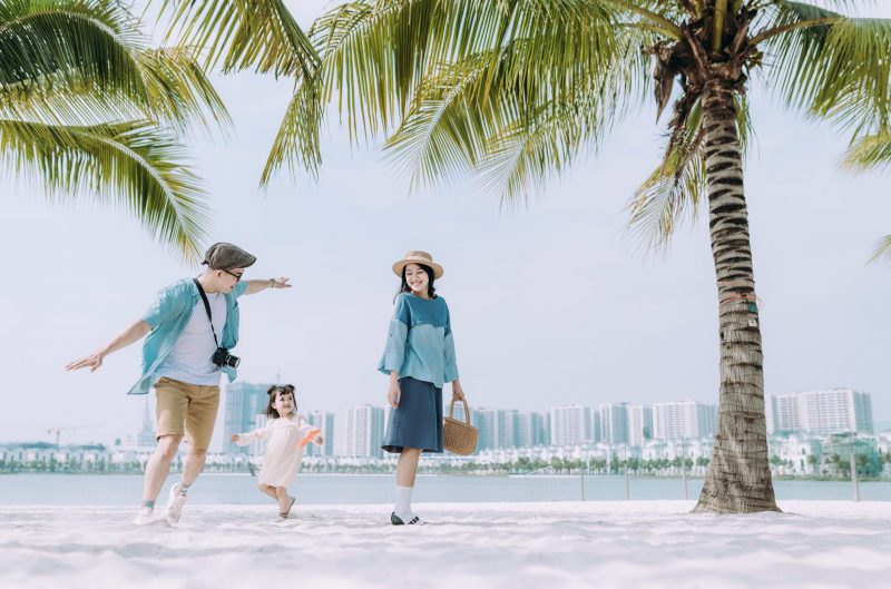 Ảnh gia đình 3 người đi du lịch cùng nhau