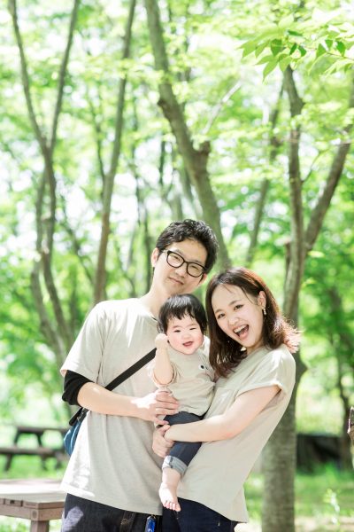 Ảnh gia đình vui tươi dưới nắng cùng nhau