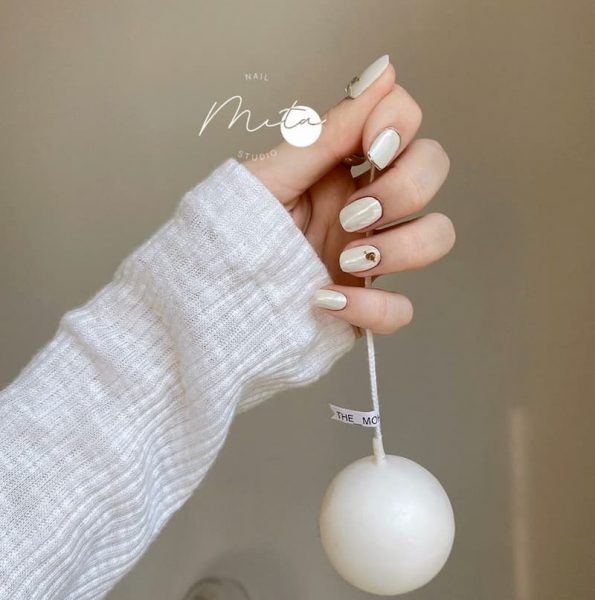 Mẫu sơn gel đẹp có viền vàng