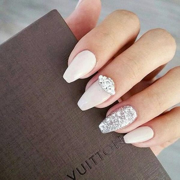 Mẫu sơn gel đẹp đính đá nhỏ
