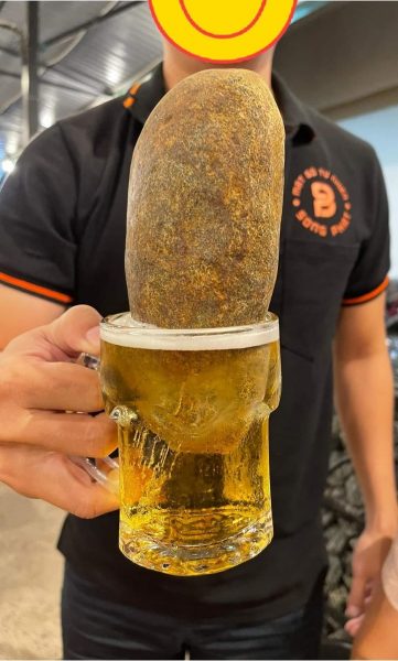 Hình ảnh uống bia hài hước