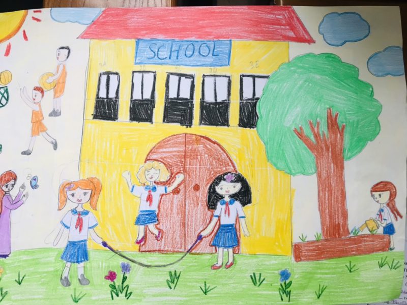 Vẽ tranh trường học hạnh phúc đơn giản bằng sáp màu